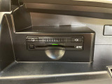 【ETC】有料道路を利用する際に料金所で停止することなく通過できる、ETC車載器(ノンストップ自動料金収受システム機器)が装備されています。セットアップを行うことで利用可能になります。