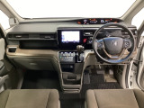 車内は光触媒抗菌消臭施工済です。インパネ周りはスタイリッシュなデザインで機能や装備も充実しています。グローブボックスやカップホルダーのほかにトレーなどたくさんの収納スペースが付いています。