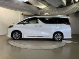 助手席側は電動スライドドアになってます。運転席やキーのリモコンで開閉できるので手が塞がっていても楽に積み降ろし出来ますよ。