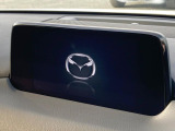 【マツダコネクトナビ】車内の雰囲気にマッチした一体型タイプのナビ。各種車輌設定やBluetooth再生等、様々な機能が楽しめます。直感的なダイヤル操作が可能で、使い勝手も良好です。