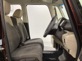 女性でも運転がしやすいように、シートの高さ調整機能(シートリフター)がついています。運転席と助手席の間が空いている為、助手席側への移動がスムーズです。交通量の多い道でも助手席側から乗り降りができます。