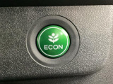 ECON モードをON にするとアクセルペダルの動きに対するエンジンの反応とエアコンの制御を切り換えることで、燃費のいい運転をするドライバーがペダルを踏んだ時と同じようにエンジンを制御します。