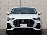 ●一目でAudiとわかる特徴的なシングルフレームグリル・LEDランプ。精悍なフロントマスクからAudiのスマートで上品なブランドを連想させてくれます。女性にも大変ご好評頂いております。