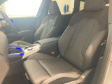 【助手席シート】運転席シート同様長時間乗車・スポーツドライビングでも疲れにくい形状にセッティングされたシートを装備しております。