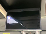 【13.2型有機ELフリップダウン】三列目からでも迫力のエンタメが観れる大画面フリップダウン。有機ELのモニターでは、一般的なフリップダウンよりも高コントラストでキレイな映像を楽しめます。