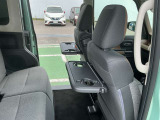 運転席と助手席後ろにシートバックテーブルが付いてます。