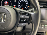 ハンドル右側にはクルーズコントロールのスイッチが装備され運転中の操作も安心して行えます。