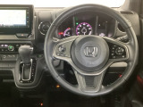 【ハンドル】運転にかかわる様々な操作を安全に行えるように視点移動が少なく操作性に配慮されたスイッチ類が凝縮されたコックピットです。
