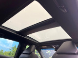 【調光パノラマルーフ】車内の解放感が一気に上がる大型パノラマルーフに調光機能がプラス!日差しが強い時、シェードを閉めなくてもガラスの透明度を調整することで心地よい明るさに♪