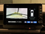 リバースギアに入れるだけで後方の表示へ切り替わります。夜間や雨の日の駐車も楽になりますよ。