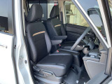 運転席と助手席はアームレストがついていますのでゆったりお座りになられます。