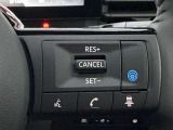 プロパイロットは、運転者が設定した車速を上限に先行車と車速に応じた車間距離を保ちながら、車線中央付近を走行するための運転操作を支援します。