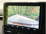 【バックカメラ】駐車時に後方がリアルタイム映像で確認できます。大型商業施設や立体駐車場での駐車時や、夜間のバック時に大活躍!運転スキルに関わらず、今や必須となった装備のひとつです!