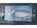 アラウンドビューモニターです。4つのカメラからの映像を合成・処理することで空から見下ろすような視点で周囲を確認でき、駐車時のクルマの位置確認がスムーズになります。