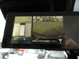 バックミラーにアラウンドビューモニターの映像が映ります