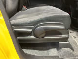 シートハイトアジャスターが付いているので運転姿勢を調整するのに便利ですね。身長に合ったシートポジションは安全運転や疲労軽減にもつながります。