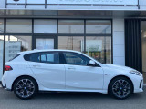 【BMWの伝統-3】BMWのお車は、&ldquo;駆け抜ける歓び&rdquo;を体現しております。走行の安定性とコーナリングの良さを追求し、思い通りにハンドルの操作可能です。