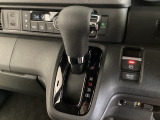 CVT車のセレクトレバーです。低速から高速まで、変速ショックのないスムーズな走りと、エンジン効率のよい領域を維持して燃費にも貢献します。サイドブレーキはスイッチ操作の電子制御パーキングブレーキです。