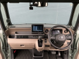 運転席周りです。カップホルダーや小物の収納などは必須ですよね!!使い勝手の良いつくりになっております!!
