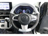 運転中もハンドルでの操作が可能です。特に高速道路等の目が離せない運転時には、便利さだけでなく、安全性も兼ね備えております。