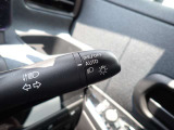 オートライト機能が装備されており暗い場所に入ると車両が検知しライトのON・OFFを自動的に切り替えてくれますので非常に便利な装備です♪