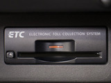 コンソール内一体型のビルトインETC装備!見た目の部分も良いですが、ETCカードの盗難防止になる設置箇所です!料金所の渋滞回避!時間帯・日によって料金の軽減を受けられます!ストレス知らずのドライブ!