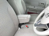 運転席にはアームレストも付いてます。