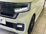 【LEDヘッドライト】悪天候や夜間走行時も良好な視界を確保し安心して運転できる高輝度LEDヘッドライトを装備!点灯速度が早く、消費電力も抑えられています。