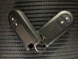 スマートキーを装備しています☆カギをカバンやポケットに入れて頂いた状態でドアロックの開閉やエンジンスタートをして頂けます!とても便利な装備です!