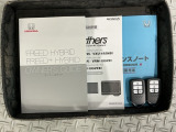 スマートキーは鍵をバッグに入れたままでもドアロックの開閉やエンジンのON・OFFができます。夜間や雨の日も鍵を探さなくて良いので便利です。