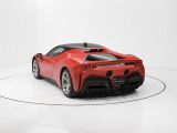 SF90のリアエンド部は可動式のダウンフォース管理デバイス、「シャットオフガーニー」を装備しております。