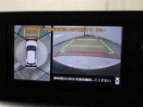 車両周辺を真上から見たような広範囲の映像を表示し、安全運転をサポートする「パノラミックビューモニター」搭載です。