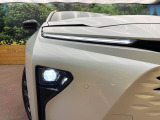 【LEDヘッドライト】悪天候や夜間走行時も良好な視界を確保し安心して運転できる高輝度LEDヘッドライトを装備!点灯速度が早く、消費電力も抑えられています。