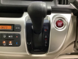 CVT車のセレクトレバーです。低速から高速まで、変速ショックのないスムーズな走りを実現するとともに、エンジン効率のよい領域を維持することで燃費にも貢献します。