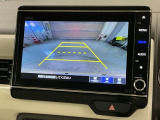 リバースギアに入れるだけで後方の表示へ切り替わります。夜間や雨の日の駐車も楽になりますよ。