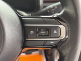 【クルーズコントロール】アクセル操作なしで一定速度を保つ機能。先行車との距離を自動調整する追従型が主流で、高速走行時の疲労を劇的に軽減します。長距離移動が多いお客様への商談では必須の快適装備です。