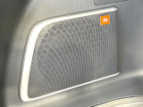 【JBLサウンドシステム】専用チューニングされた高音質サウンドで、車内を臨場感あふれる音楽空間に。クリアな音質と迫力ある低音で、快適なドライブをお楽しみいただけます。