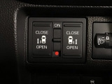 【両側パワースライドドア】両側がパワースライドドアになっており、運転席のスイッチやスマートキーでも開閉が可能です!開口部も広いので乗り降りも楽々♪