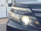 【LEDヘッドライト】悪天候や夜間走行時も良好な視界を確保し安心して運転できる高輝度LEDヘッドライトを装備!点灯速度が早く、消費電力も抑えられています。