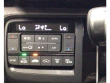 【左右独立オートエアコン】左右席で独立温度コントロールが可能です。運転席はキンキンに冷やして助手席はマイルドにと言った設定が可能です☆暑さ寒さでケンカすることもなくなりますね♪