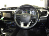 運転席まわりです。 各操作スイッチは使いやすい位置に配置されてます。