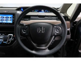 運転中もハンドルでの操作が可能です。特に高速道路等の目が離せない運転時には、便利さだけでなく、安全性も兼ね備えております。