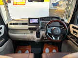 運転廻りの画像です!操作スイッチ類もキレイな状態です。専門スタッフが内外装を清掃・きめ細かい箇所までクリーニングしています。