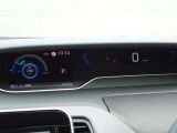 【メーターパネル】素早く車の情報が読み取れる、視認性に優れたシンプルなデザインのメーターパネルです。