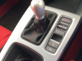 ダイレクトな操作感が味わえる6MTシフトを採用。電子パーキングブレーキとの組み合わせにより、スポーティな走りを楽しみながらも、日常での扱いやすさもしっかり確保しています。