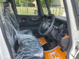毎日過ごす運転席は要チェック。シートのへたり・擦れ、視界のイメージまで伝わる重要ポイント。