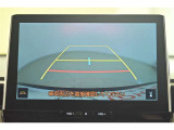 バックガイドモニター(バックモニター)付き。車両後方の映像をナビ画面に表示し、駐車などの後退操作をサポートします。