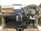 車内は光触媒抗菌消臭施工済です。スタイリッシュなデザインで暖かみのあるインパネ周りを演出します。グローブボックスやカップホルダーのほかにトレーなどたくさんの収納スペースが装備されています。