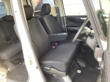 シートはフィット性も良く、楽な運転姿勢を保てます。