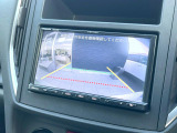 【バックカメラ】駐車時に後方がリアルタイム映像で確認できます。大型商業施設や立体駐車場での駐車時や、夜間のバック時に大活躍!運転スキルに関わらず、今や必須となった装備のひとつです!